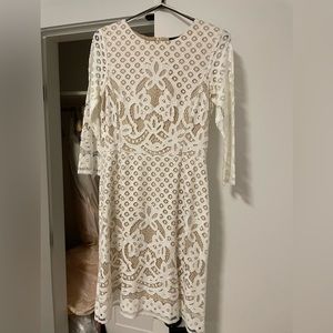 Gabby & Skye size 6 white lace print dress with beige underlay. Only worn once.